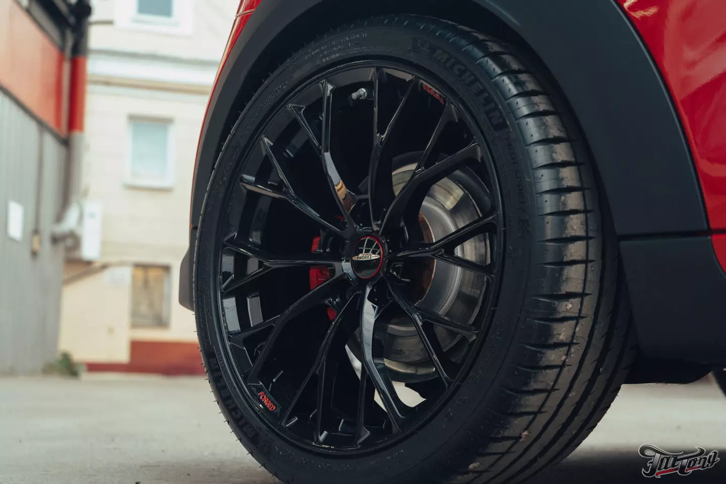 Оклейка Mini John Cooper Works глянцевым полиуретаном, наклейки на кузов, комплексная шумоизоляция, установка новых дисков, керамика дисков и суппортов